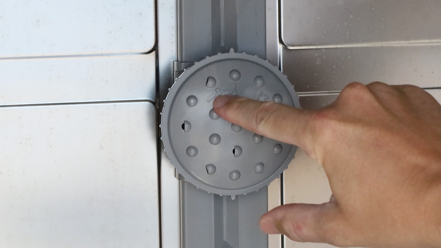 How to attach water spray head