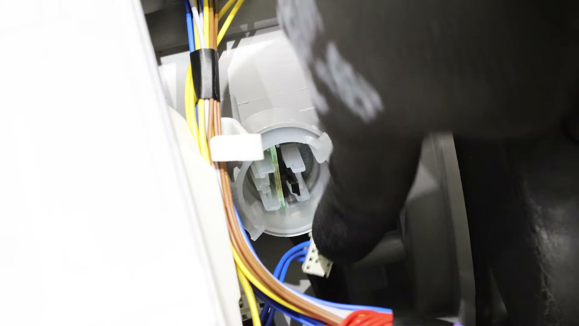 Location of the water turbidity sensor on the sump assembly of a Bosch dishwasher