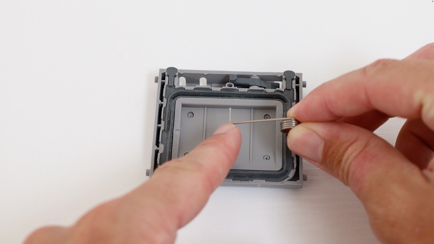 unpackage new lid flat and spring