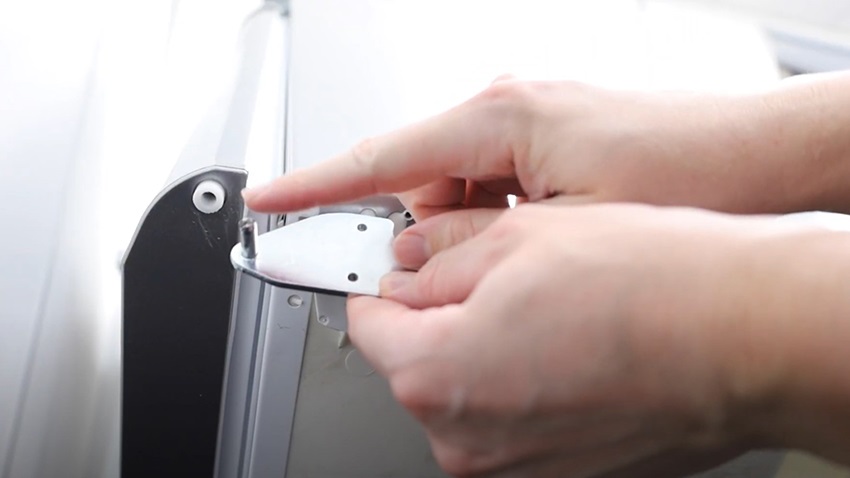 Fit the new hinge