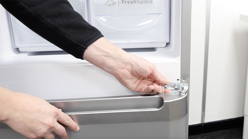 Remove the existing centre hinge