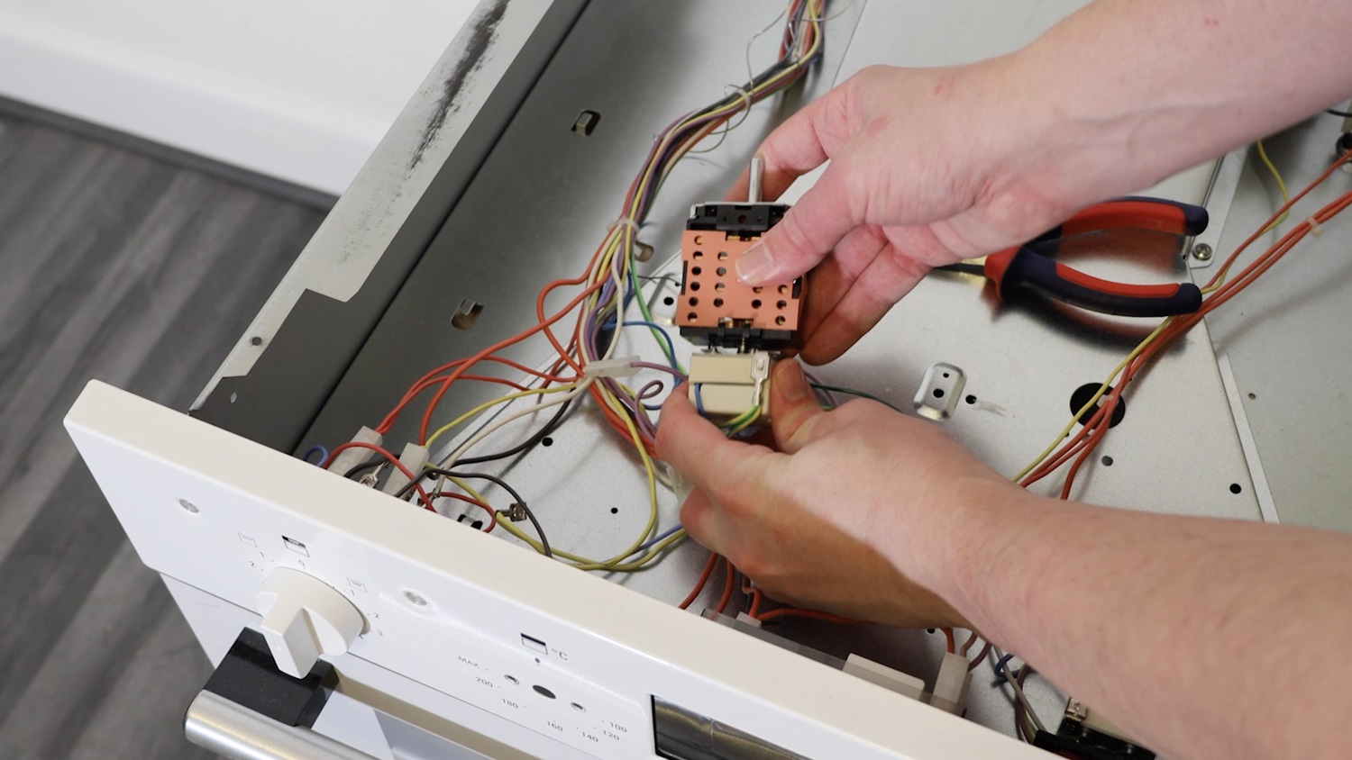 How to Replace a Top Oven Function Selector Switch - Hotpoint