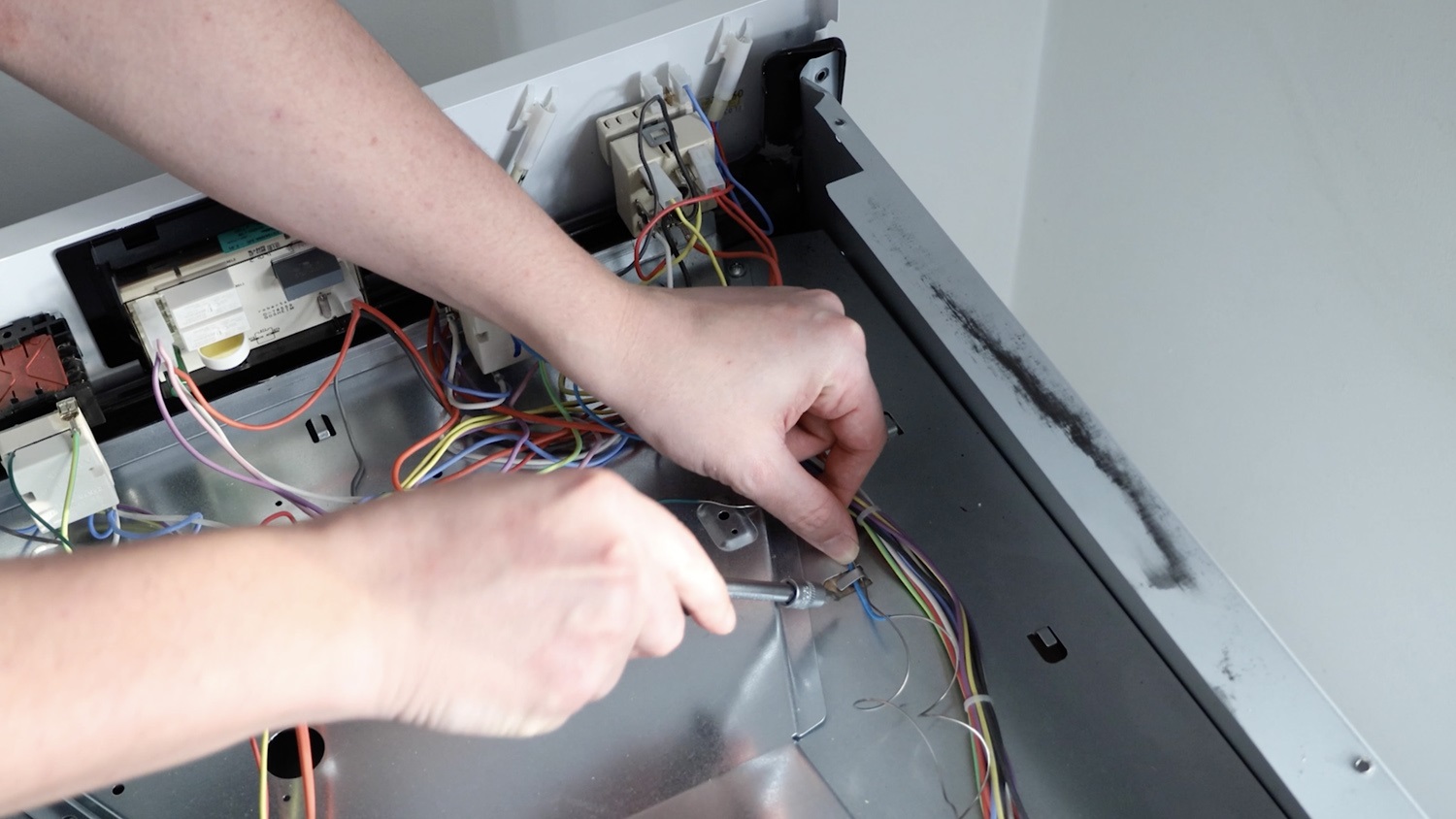 Clip thermostat wire to top of oven