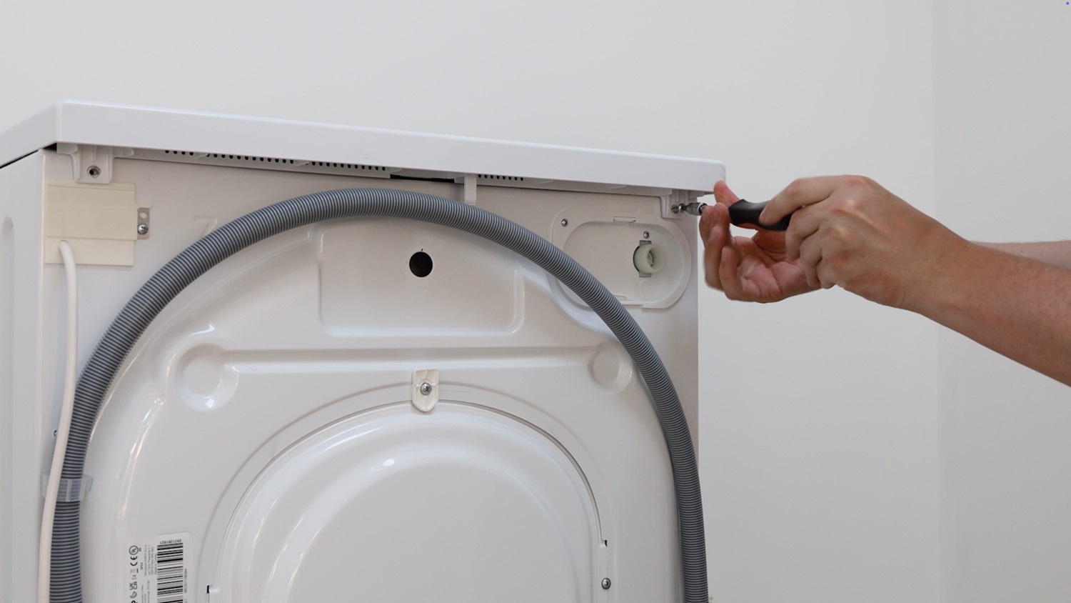 Remove screws on rear holding lid in place