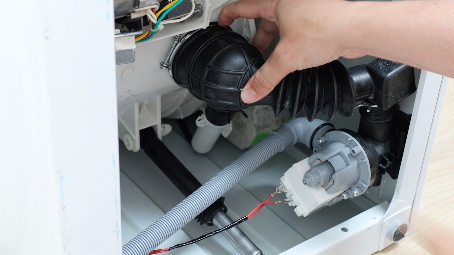 Ensure the main clamp hose is accessible to tighten