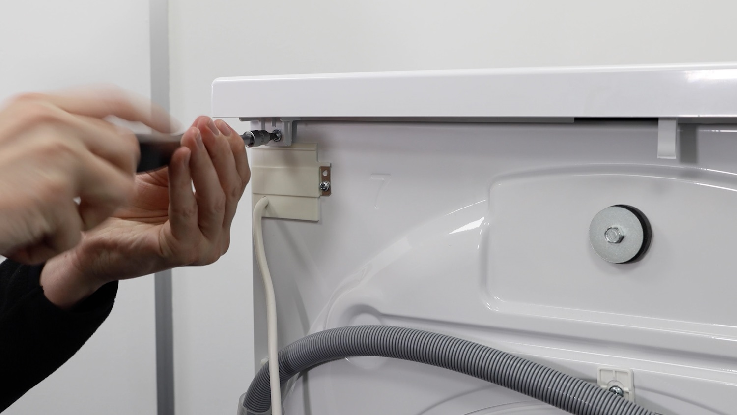 Re-screw screws holding lid in place