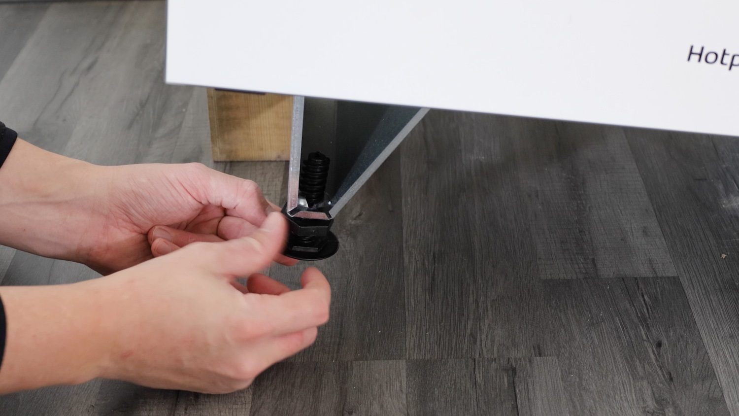 Tighten plastic hexagon part