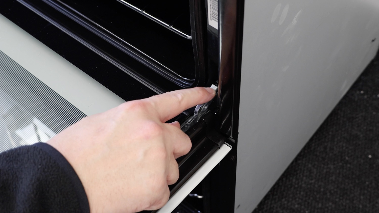 Close the door hinge catches