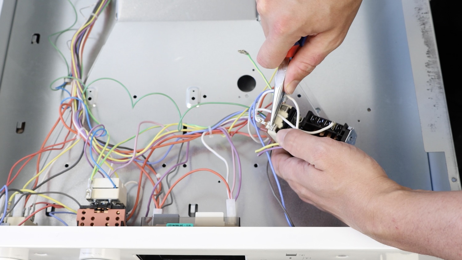 Remove wire connectors
