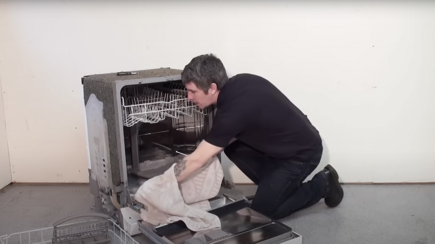 Clean inside the dishwasher
